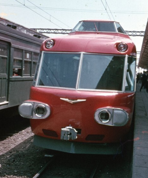 7000系パノラマカーは当初「フェニックス」のエンブレムを装着していたがこれは金色の目立つ存在ではあったが窓枠はステンレスシルバー
エンブレム同様に窓枠を金メッキしなかったのは金はゴテゴテ使うものではないという名古屋城的な美意識なのだろうか（てきとう
1961年
どりこの管理画像
8828