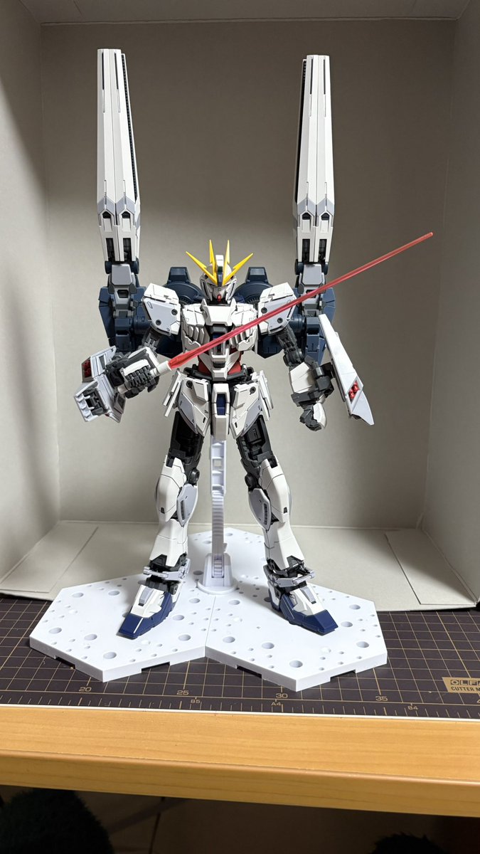 Rrock_T's tweet photo. MGのナラティブガンダムB装備やっと組めた。デカールとかはまだだけど墨入れは上手く出来た気がする。
というかメチャクチャかっけえなおい！HG組んだお陰か細部のかっこよさが全然違う！ https://t.co/PlJgHMaiKM