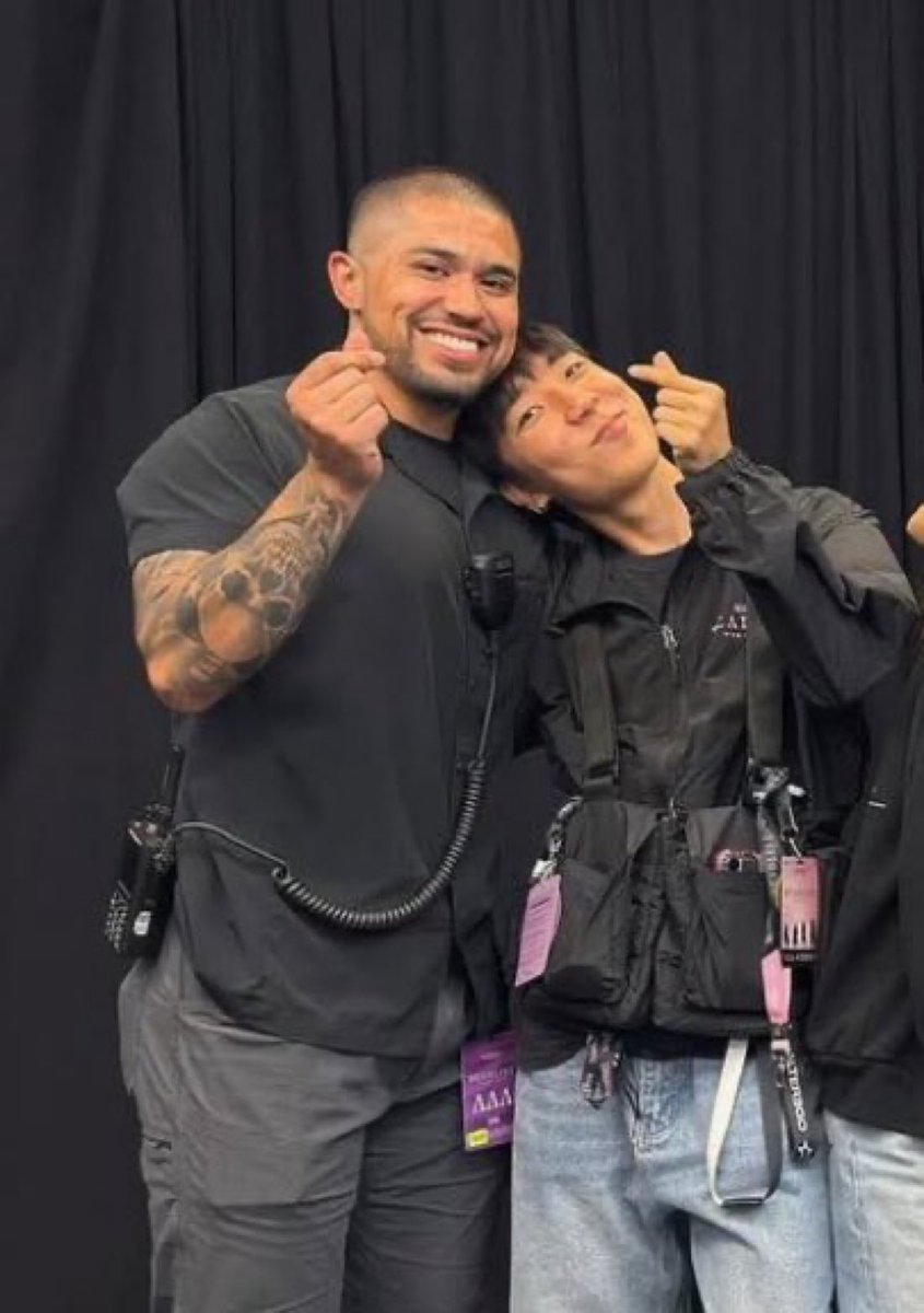 Sickeboyy's tweet image. มาดามทำไรกับสองคนนี้55555555555