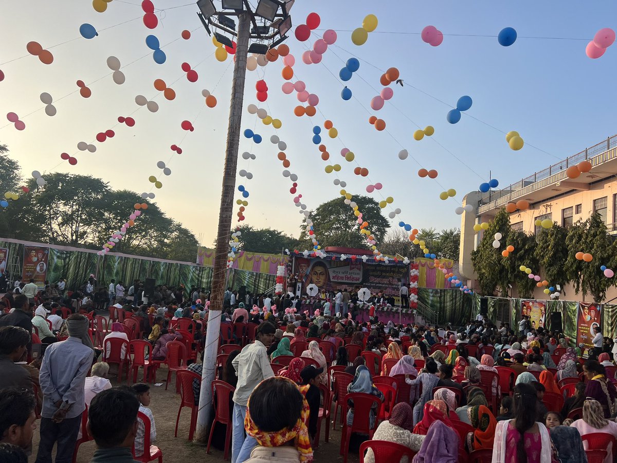 माता सावित्रीबाई फुले जयंती समारोह — श्योपुर (मध्यप्रदेश)
आज माता सावित्रीबाई फुले जयंती समारोह एवं विशाल रैली में सम्मिलित होकर शिक्षा, समानता और सामाजिक जागरूकता का संदेश देने का अवसर मिला।
कार्यक्रम में उमड़े विशाल जनसैलाब ने यह साबित कर दिया कि समाज जब एकजुट होता है, तो बदलाव