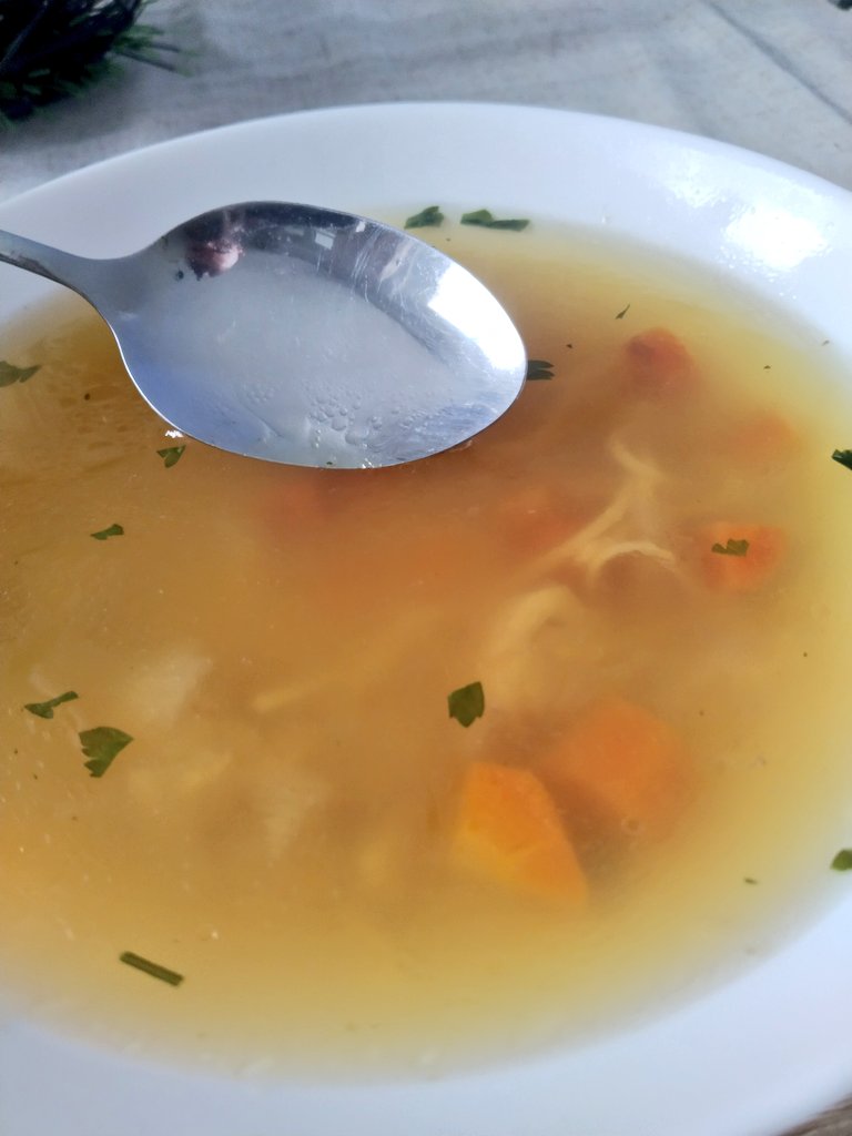 Nista lepse od domace bistre petlove supice koja se na tihoj vatri krcka jedno 3/4h, a posle rucka gym 💪😁😈