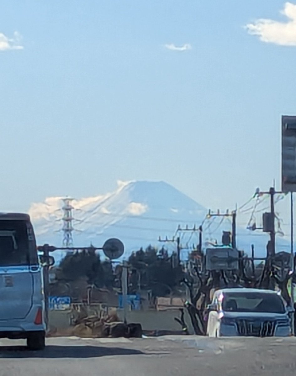 一晩我が家で過ごした息子っちを､送りがてらドライブ🚗³₃
終始テンション高めのアタシ🤣
道中見た富士山に二人で『良いねぇ〰️🗻』
私『ユックリ走って‼️』
息子『無理‼️流れに乗ってる🚗³₃』
私『大丈夫‼️ユックリ安全運転してますって風にユックリ‼️』
で撮れた富士山🗻ｱﾘｶﾞﾀﾔ〰️🙏✨