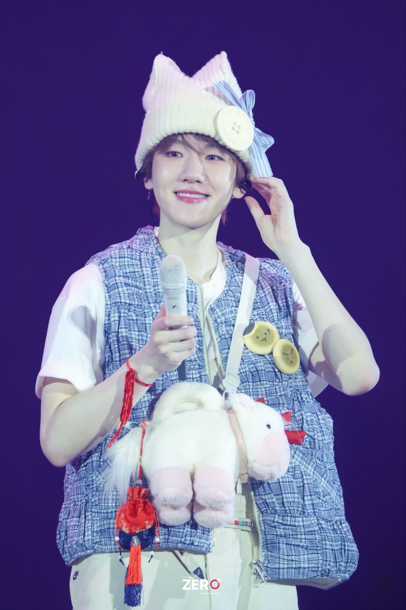 ZERO456777's tweet photo. 𝟐𝟎𝟐𝟓 𝘽𝘼𝙀𝙆𝙃𝙔𝙐𝙉 𝙒𝙊𝙍𝙇𝘿 𝙏𝙊𝙐𝙍 
'𝙍𝙚𝙫𝙚𝙧𝙞𝙚 [𝙙𝙤𝙩]' 🎀 𝘿𝘼𝙔𝟐

#백현 #BAEKHYUN https://t.co/O4WurUGgOU