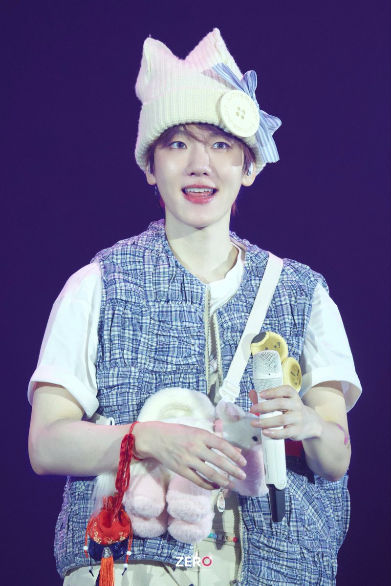 ZERO456777's tweet photo. 𝟐𝟎𝟐𝟓 𝘽𝘼𝙀𝙆𝙃𝙔𝙐𝙉 𝙒𝙊𝙍𝙇𝘿 𝙏𝙊𝙐𝙍 
'𝙍𝙚𝙫𝙚𝙧𝙞𝙚 [𝙙𝙤𝙩]' 🎀 𝘿𝘼𝙔𝟐

#백현 #BAEKHYUN https://t.co/O4WurUGgOU