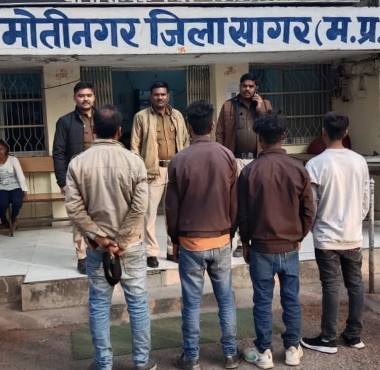SPSagarmp's tweet photo. 🚨 मोतीनगर पुलिस की बड़ी कार्रवाई 🚨

अवैध हथियार रखने वाले आरोपी सहित शासकीय कार्य में बाधा व मारपीट करने वाले 03 आरोपी गिरफ्तार।
एक आरोपी के कब्जे से देशी कट्टा व 02 जिंदा कारतूस बरामद।

कानून-व्यवस्था से खिलवाड़ करने वालों पर सख्त कार्रवाई जारी।

#MotinagarPolice #SagarPolice https://t.co/FXDqig1hCl