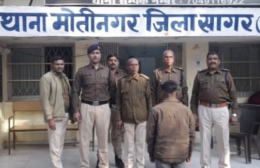 SPSagarmp's tweet photo. 🚨 मोतीनगर पुलिस की बड़ी कार्रवाई 🚨

अवैध हथियार रखने वाले आरोपी सहित शासकीय कार्य में बाधा व मारपीट करने वाले 03 आरोपी गिरफ्तार।
एक आरोपी के कब्जे से देशी कट्टा व 02 जिंदा कारतूस बरामद।

कानून-व्यवस्था से खिलवाड़ करने वालों पर सख्त कार्रवाई जारी।

#MotinagarPolice #SagarPolice https://t.co/FXDqig1hCl