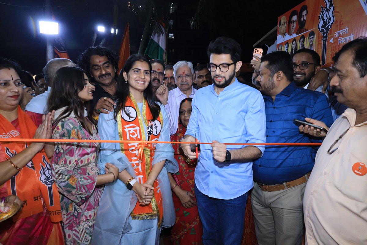 AUThackeray's tweet photo. आज मालाड येथील वॉर्ड क्र. ५० च्या उमेदवार तन्वी दिनेश राव ह्यांच्या मुख्य निवडणूक कार्यालयाचे उद्घाटन केले. तसेच त्यांना निवडणुकीसाठी शुभेच्छा दिल्या. https://t.co/gxZQMexG80