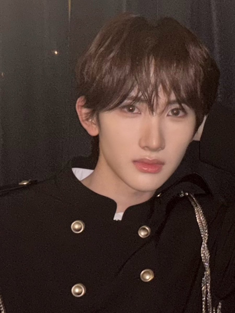 Fan_SEEUN_FR's tweet photo. 📷꙳TOKTOQ꙳📷
01.01.2026

➪[#SEEUN]
Traduction : ❁黒い花

"Bonjour, roady~ C'est Seeun~ Je n'arrive pas à croire que 2025 soit déjà terminée.
J'ai l'impression que faire nos débuts en 2023, passer jusqu'en 2024 et de continuer en 2025, le tout passé en un clin d'œil. Cela signifie que le temps passé avec roady après nos débuts était agréable, n'est-ce pas ??"
1/3

🔗https://t.co/KVBQhCqRuQ

【Go s'Let !】

©️Toktoq @/xikers(싸이커스)
♯Hashtags♯ #road𝓨 #xikers #싸이커스 #세은 #KQ