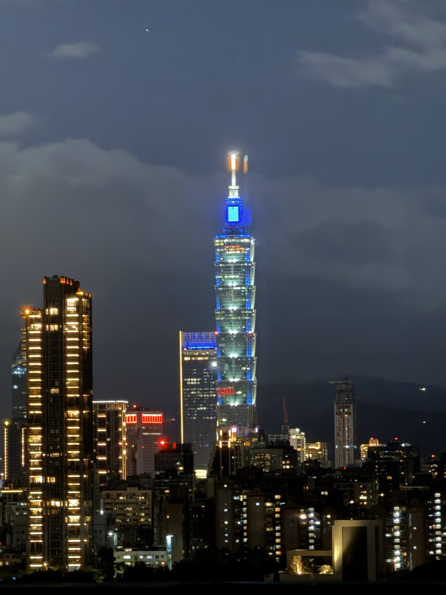 535Isikaki's tweet photo. 今天天空沒什麼雲，沒想到可以看到這麼多星星，甚至這麼清楚
首先是台北101，與月亮及木星(1/4)
#天文 https://t.co/HjKBJgZJXo