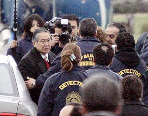 Danielito_0902's tweet photo. @KeikoFujimori Qué felicidad ver caer a los dictadores, aún recuerdo esta imagen cuando el dictador Fujimori fue traído a Perú para ser juzgado y sentenciado; todos los dictadores terminan así. https://t.co/x0p6FglJI7