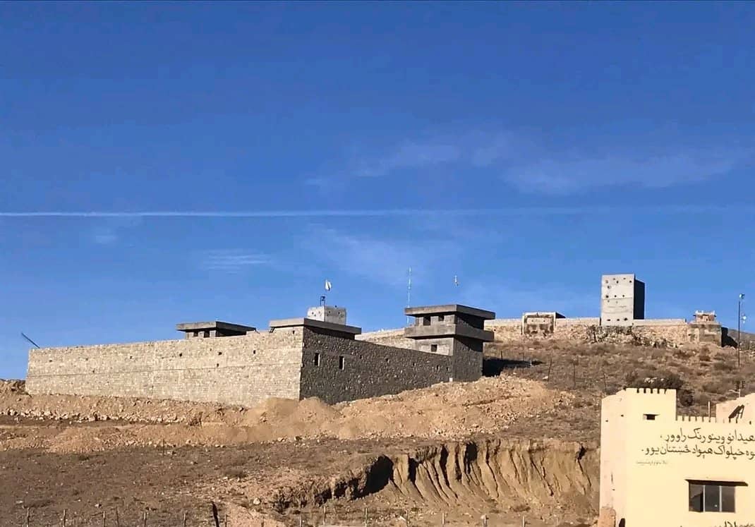 مليدفاع وزارت:

 تېر میلادي کال د فرضي کرښې په اوږدو کې د ۶۰۰ څخه زياتي نوې امنیتي پوستې جوړې شوې دي.