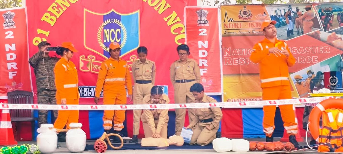 02ndrf's tweet image. 2nd Bn NDRF strengthened 21 Bengal BN NCC Cadets at Kalyani, Nadia (WB) through a CAP on improvised floating devices, bleeding control, soft-tissue injury management, FBAO &amp;amp; CPR.
#NDRF4U
#CommunityAwarenessProgramme