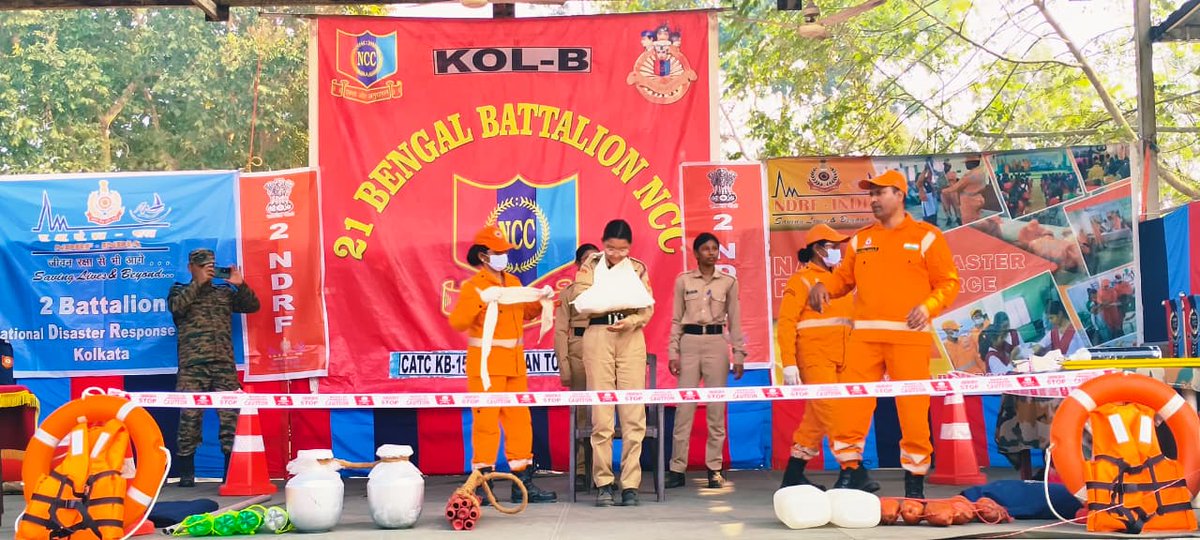 02ndrf's tweet image. 2nd Bn NDRF strengthened 21 Bengal BN NCC Cadets at Kalyani, Nadia (WB) through a CAP on improvised floating devices, bleeding control, soft-tissue injury management, FBAO &amp;amp; CPR.
#NDRF4U
#CommunityAwarenessProgramme
