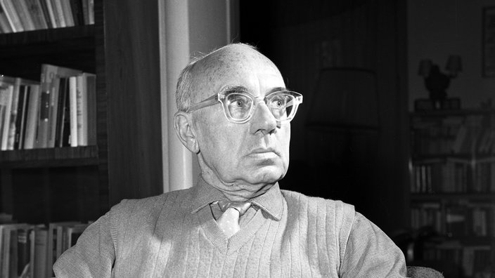 «И там, где капиталистическая система скрывает насилие за мирными демократическими покровами, война готова вспыхнуть при первом же удобном случае. Не доверяйте идиллиям, за их безобидным фасадом взращивается ужас...»
©Иоганнес Р. Бехер