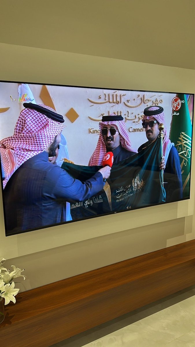 ياخي المجد ما يصلح بليا قحطان !
كنّ من بينه و بين قحطان أنتماء

سطروا مجدهم في كل شبر و مكان 
خلّوا أمجادهم / تبلغ عنان السماء

" احتموا نجد كلّه بين رمح و عنان "
لين راحوا عيال العود فيه زعماء

من طمع في مناكب نجد ذاك الزمان
ذبح من دون حدّه ذبح دابٍ عماء ☝🏼

#ابن_جخدب