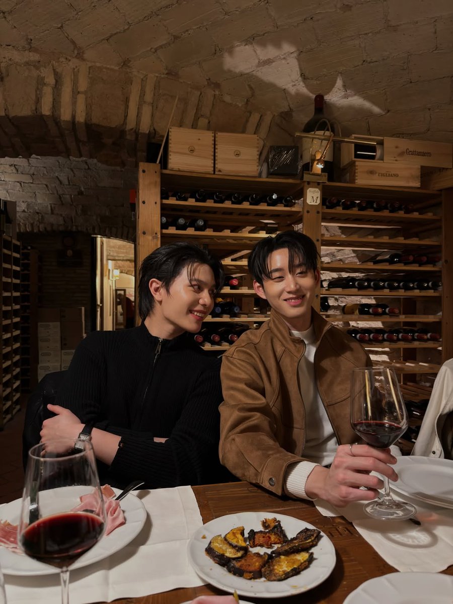 โห ซีนหยั่งกะในหนัง ดูเอสยืนพิงรถคุยกับวิลเลี่ยม อหๆๆๆ เคมีอะไรวะ 😭😭😭😭😭😭

#WilliamEst