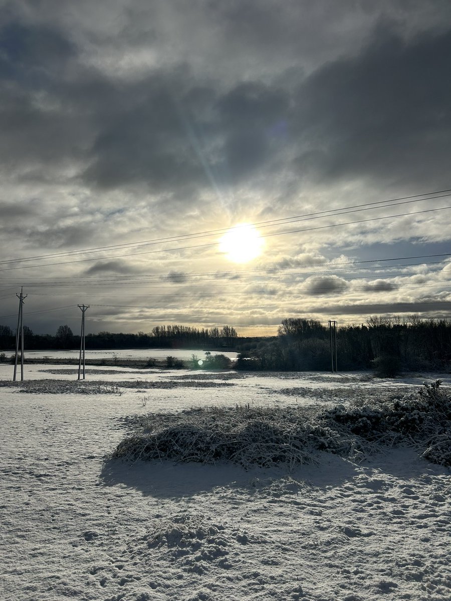 MLKidda's tweet photo. Winter plod in the country park….love having this outside my door https://t.co/KGA1q6SXwG