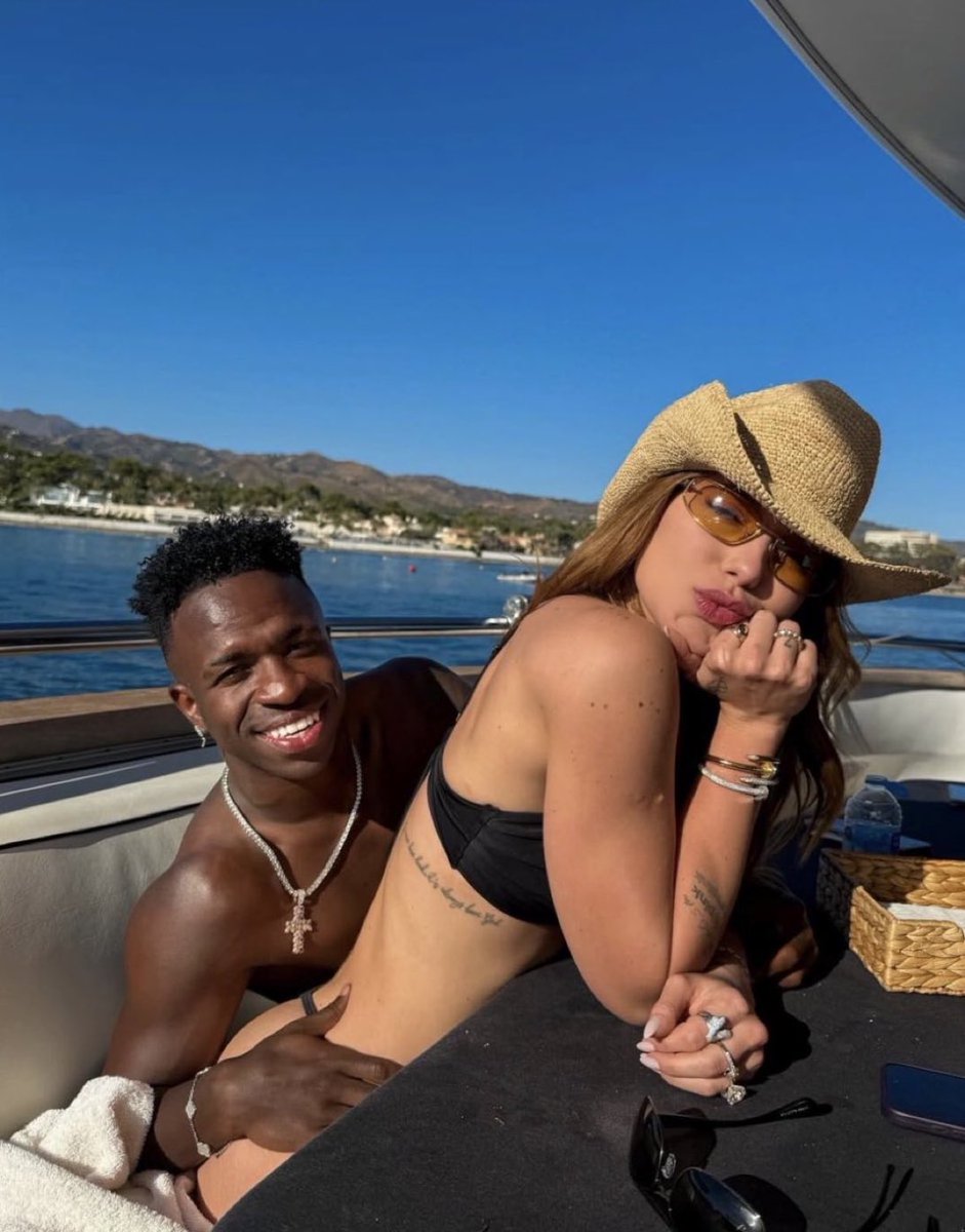 choquei's tweet image. 🚨FAMOSOS: Virginia posta novas fotos com Vini Jr: "Sou feliz com você, te amo"