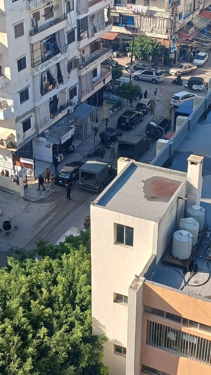 Nach der Veröffentlichung von Leaks, die die Anwesenheit von Überresten des Assad-Regimes im Libanon belegen, wurden mehrere alte unterirdische Schutzräume im Gebiet Jabal Mohsen im Norden des Libanon durchsucht, um nach ihnen zu fahnden.

#Syrien
#Libanon