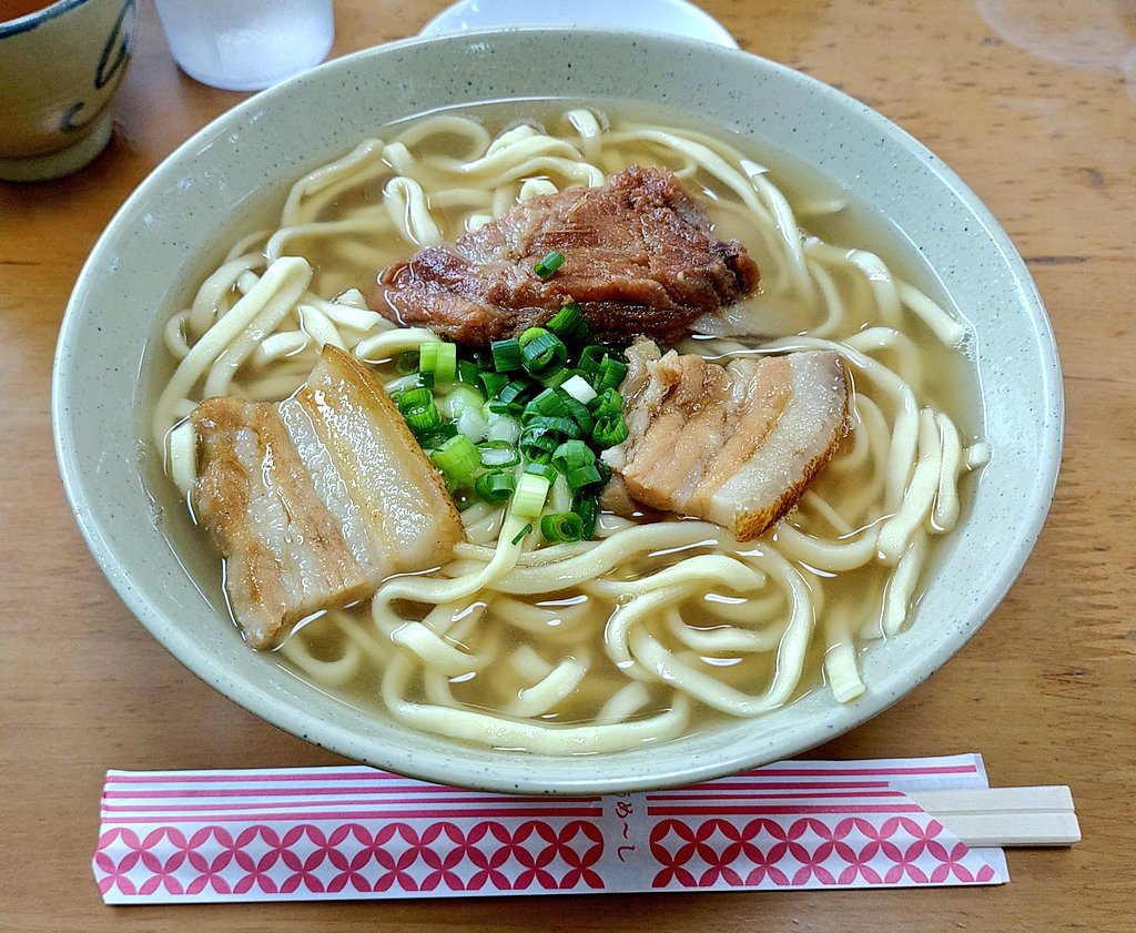 noritamago_rice's tweet photo. 1月3日(土)
2026年(令和8年)の沖縄そばミーグチ1杯目
沖縄市与儀「島人そば」
#島人そば #沖縄そば
#GATE1 #のりたまごめし https://t.co/8Dt6Ph5sg3