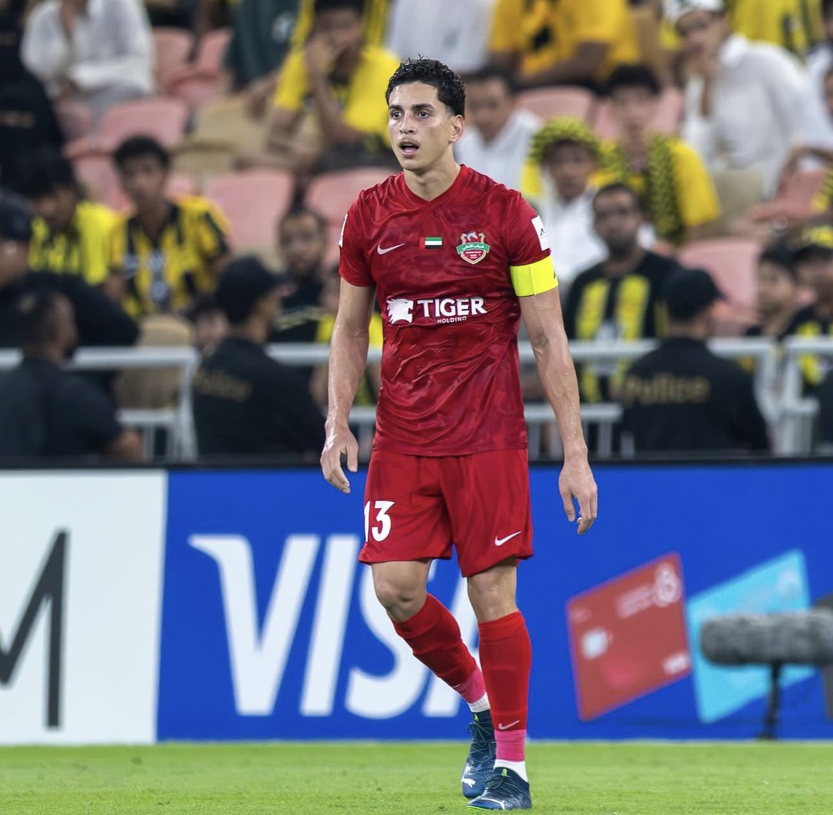 رينان كابتن الفريق في مباراة اليوم .. يارب نشوف الشخصيه والكاريزما ونشوف فعلاً قائد فالملعب في التوجيه والضغط على الحكام 

بالمناسبه الشاره لايقه على الفدائي رينان ❤️