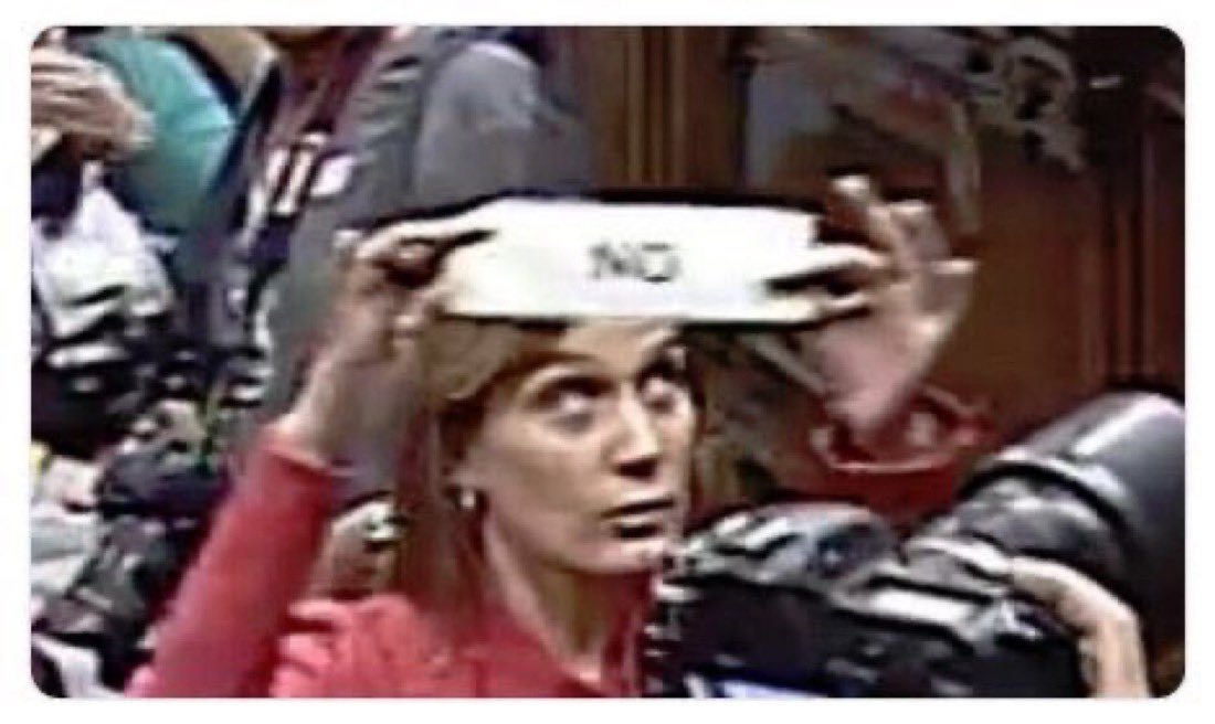 <a href="/jessicaalbiach/">Jéssica Albiach</a> Aquest moment et perseguirà tota la vida. Per salvar el teu cul i seguir a la poltrona vas estar disposada a tot i així seguiràs, encara que Catalunya desaparegui.