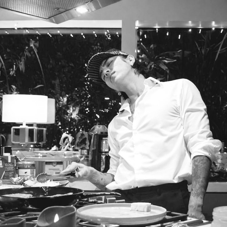 cgarettes's tweet image. makan yang banyak ye biar kagak kurus, happy birthday🤘