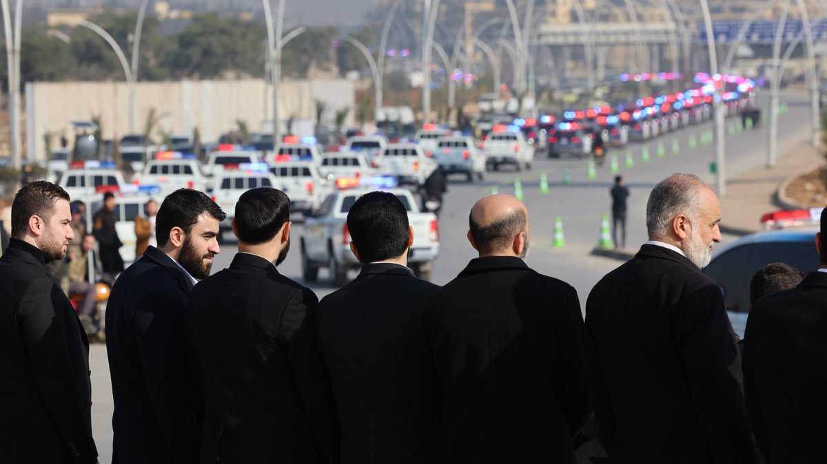Der Herr Innenminister, Anas Khattab, nahm an der Zeremonie zur Übergabe eines neuen Fahrzeugfuhrparks des Innenministeriums in der Provinz Aleppo teil. Anwesend war auch der Gouverneur von Aleppo, Azzam Gharib.
#Syrian