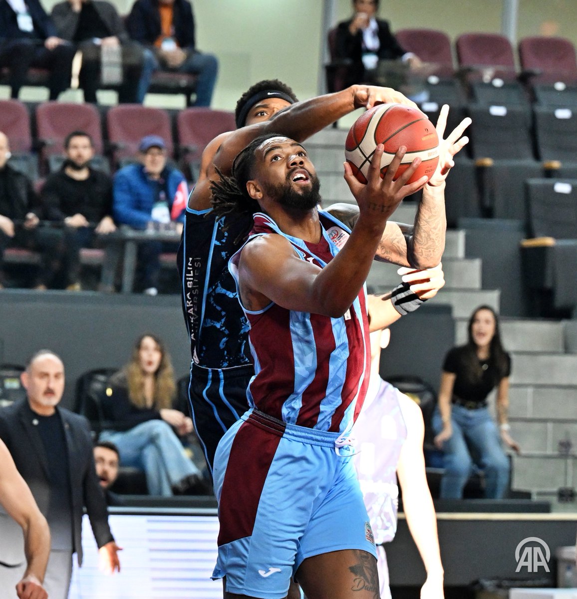 aa_spor's tweet photo. 🏀 Türkiye Sigorta Basketbol Süper Ligi'nin 14. haftasında Trabzonspor, evinde Türk Telekom’u 92-84 mağlup etti https://t.co/9lFVh3pXDB