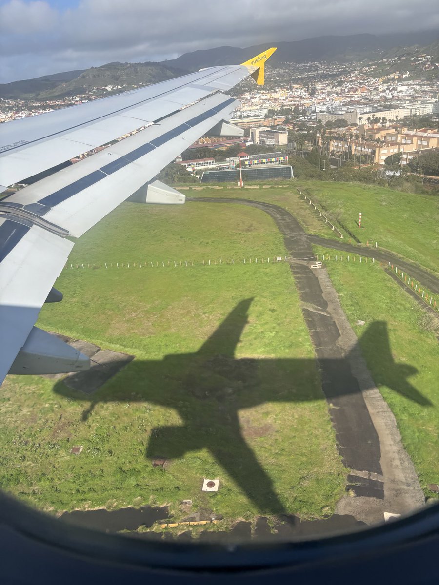 fainaojeda's tweet photo. El Teide desde @vueling 14:30 hrs https://t.co/JRBj3bwKdq
