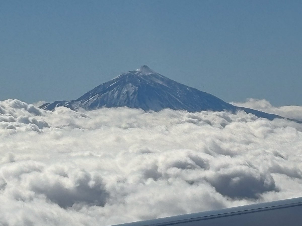 fainaojeda's tweet photo. El Teide desde @vueling 14:30 hrs https://t.co/JRBj3bwKdq