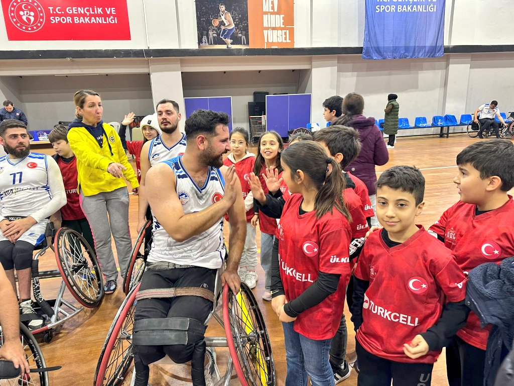 Spor Şehri İstanbul Projesi kapsamında öğrencilerimiz, Valiliğimizce hediye edilen formalarla Pendik Belediyesi Tekerlekli Sandalye Basketbol Takımı'nın maçını tribünden izledi.

🏀 ♿️🤝
Empati ve farkındalık sahaya yansıdı.
#EngelsizSpor

<a href="/gul_davut/">Davut GÜL</a> <a href="/MucahitYentur/">Murat Mücahit Yentür</a> <a href="/muhittinozby/">Muhittin Özbay</a>