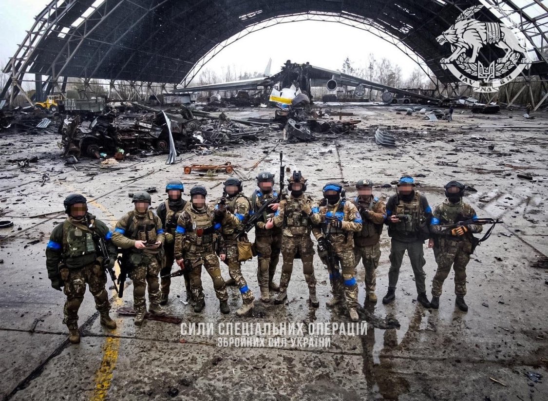 Vzpomněl jsem si dnes na jednu operaci - vojensky obsadit letiště na okraji hlavního města, vybudovat předpolí, provést rychlou akci ve vládní čtvrti a zajmout vedení země. Maximálně za 3 dny hotovo.

Nebudu vám psát, jak to tehdy dopadlo 😉
