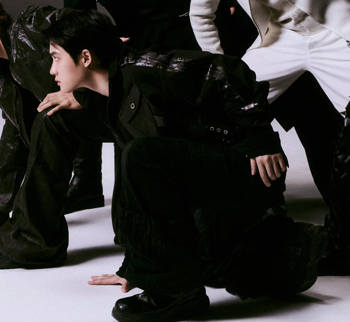 _mysticdoh's tweet image. 도경수
⬅️180201   
MAGAZINE LDF VOL.111                                                
➡️260103
REVERXE Teaser Image - Cube 01