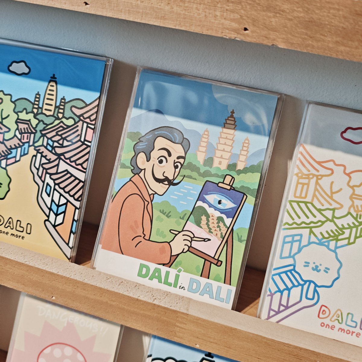 和女朋友打卡了这家由 B 站 up 主【破产兄弟】在大理开办的文创商店，无意中在店内发现了一个彩蛋，然后就被送了一张明信片🤣