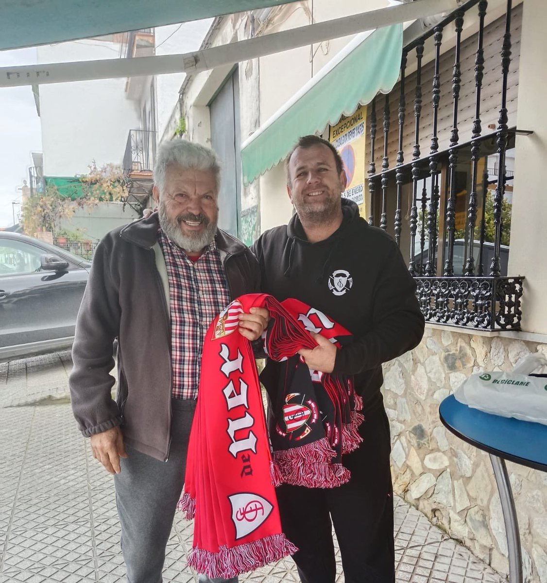 Nuestro socio José Manuel Benjumea encarna al Rey Melchor en la cabalgata de Reyes Magos en Paradas. La Peña ha colaborado con varias bufandas.