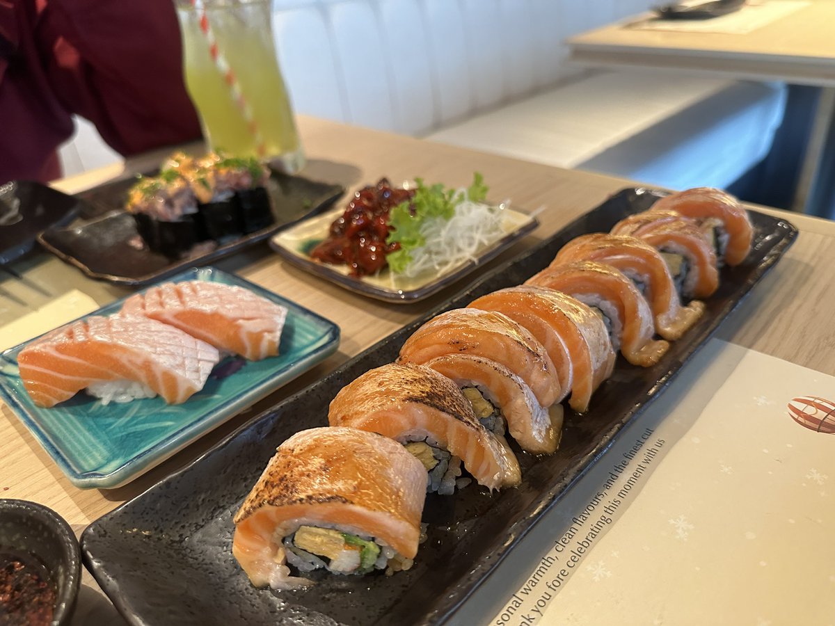 auerrods's tweet image. Perut isinya salmon semua 🫃🏻