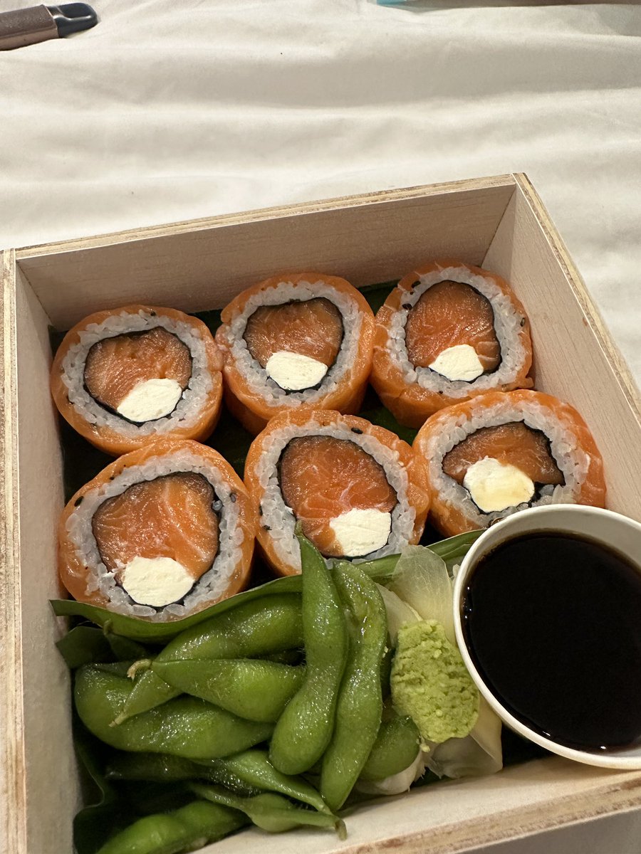 auerrods's tweet image. Perut isinya salmon semua 🫃🏻