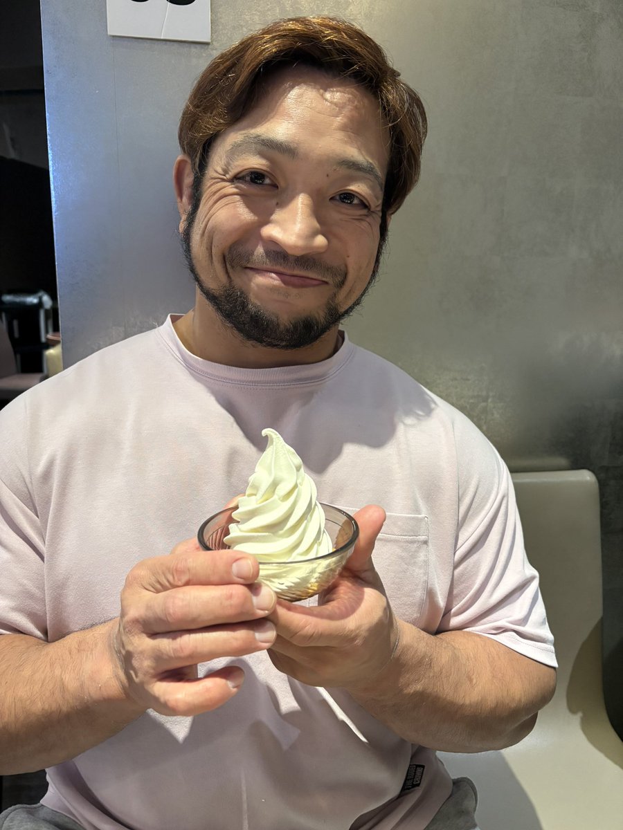 sekimotodaisuke's tweet photo. 芦野選手は素晴らしい選手でした。
芦野選手ありがとう！
また闘いましょう！
お嬢がおにぎりを6個作ってくれたから父ちゃん頑張れたよ。
今日はたーっくさん食べてきた関本。
嫁さんソフトクリーム巻くのうまいな😅 https://t.co/eBtEK8NR4y