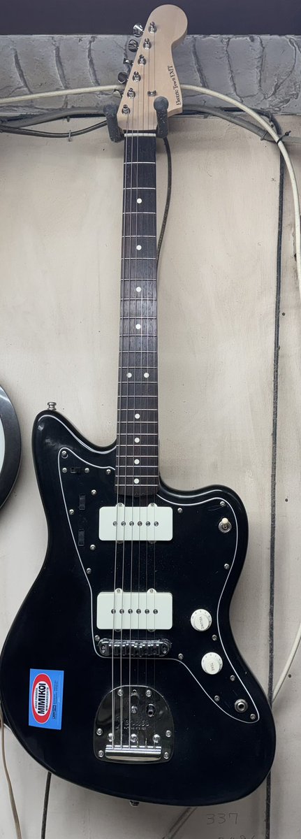 黒ボディ、黒ピックガードのジャズマスタ渋いですっ！ 元ネタは