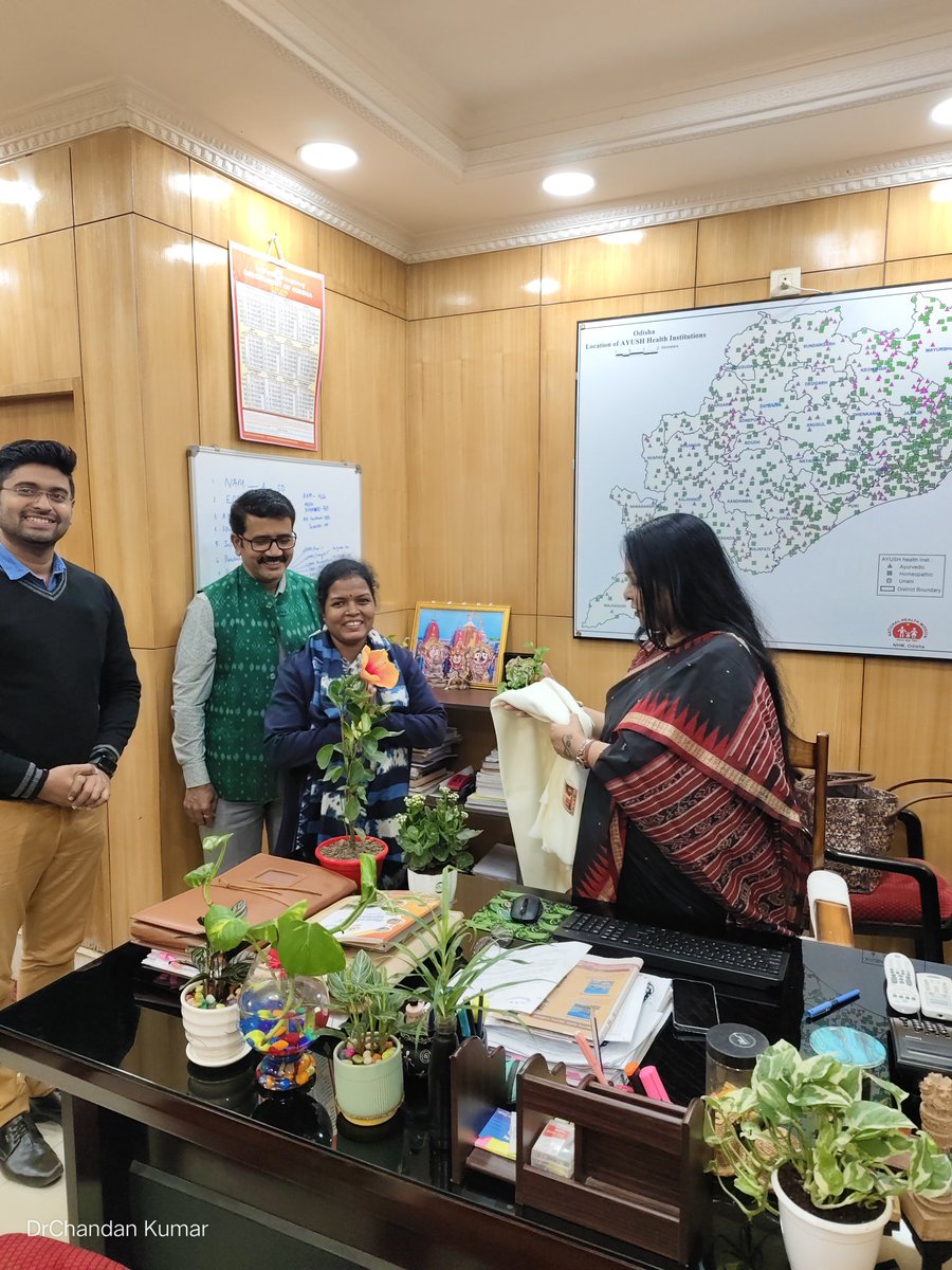 ExploreGamPuri's tweet photo. A cordial meeting with respected Director Ayush  madam💐💐💐💐💐 https://t.co/ZkQctoPZf3