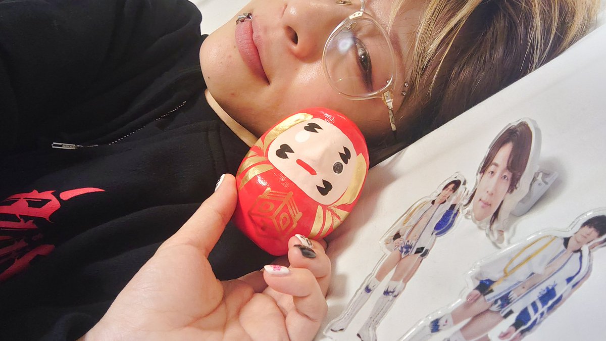 推しが『いい年になります』と言ってくれたからもう今年はいい年確定。
だるまにサインと目を入れてもらって念も入れて頂きました。
いい年になります。
上野さんが沢山活躍します！すると私も幸せになります！いい循環！
沢山楽しむぞ！