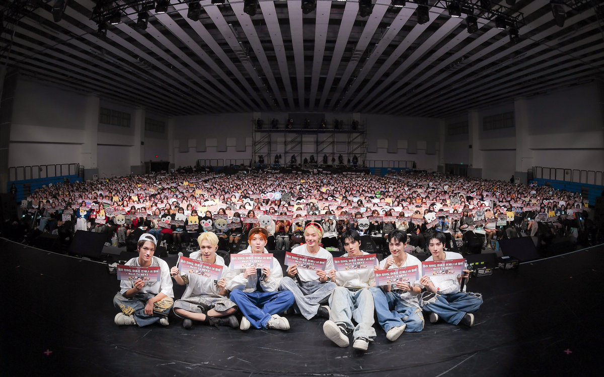 NEXZ_official's tweet photo. NEXZ SPECIAL CONCERT 
<ONE BEAT> IN TAIPEI

멀리 있어도 마음은 언제나 네 옆에 
🖤Next To NEXZ♥️
即使距離遙遠，但心永遠在一起
🖤Next To NEXZ♥️

#NEXZ
#ONE_BEAT
#NEXZ_SPECIAL_CONCERT
#NEXZ_SPECIAL_CONCERT_in_TAIPEI https://t.co/3eGqaGdCR6