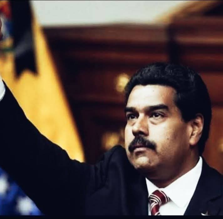 هيروشيما هيروشيما
وحدنا نُصغي إلى رعْد الحجارة؛ هيروشيما
وحدنا نُصغي لما في الروحِ من عبثٍ ومن جدوى
وأمريكا على الأسوارِ تهدي كلّ طفل لعبةً للموتِ عنقوديَّةً
يا هيروشيما العاشقِ العربي أمريكا هي الطاعون والطاعونُ أمريكا
نعسنا، أيقظتنا الطائرات وصوتُ أمريكا
وأَمريكا لأمريكا
وهذا