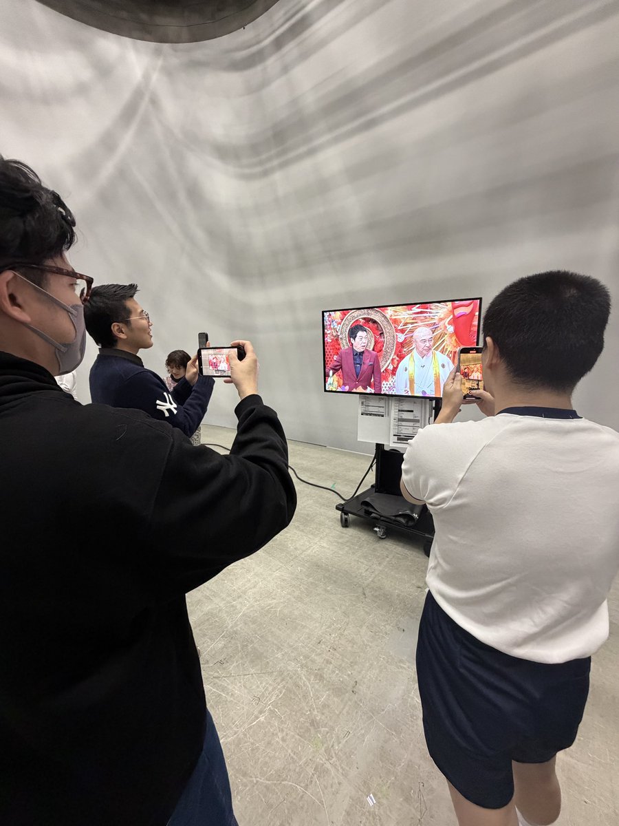 小笑いを撮ろうとする人たち