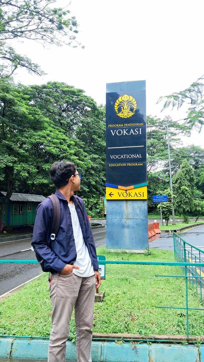 softvelboy's tweet photo. OHH Jadi ini kampus yang nolak gw kemaren?? https://t.co/LU2UNau6bn