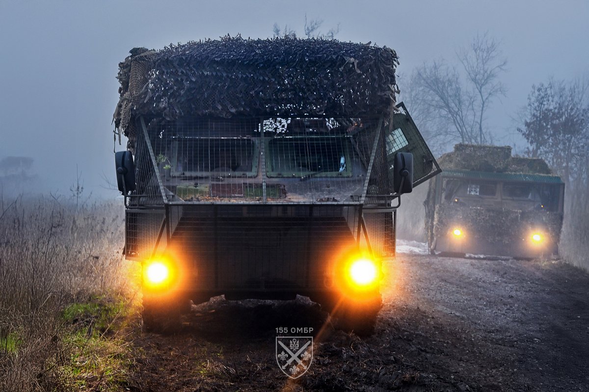 155ombr's tweet photo. Les VAB sont des chevaux motorisés fiables, fournis par la France et en service au sein de la 155 ombr. Dotés d’un blindage lourd et d’une protection contre les drones. À de nombreuses reprises, les VAB ont mené des missions de transport de l’infanterie vers les positions et d’évacuation, en faisant preuve d’une efficacité exemplaire.