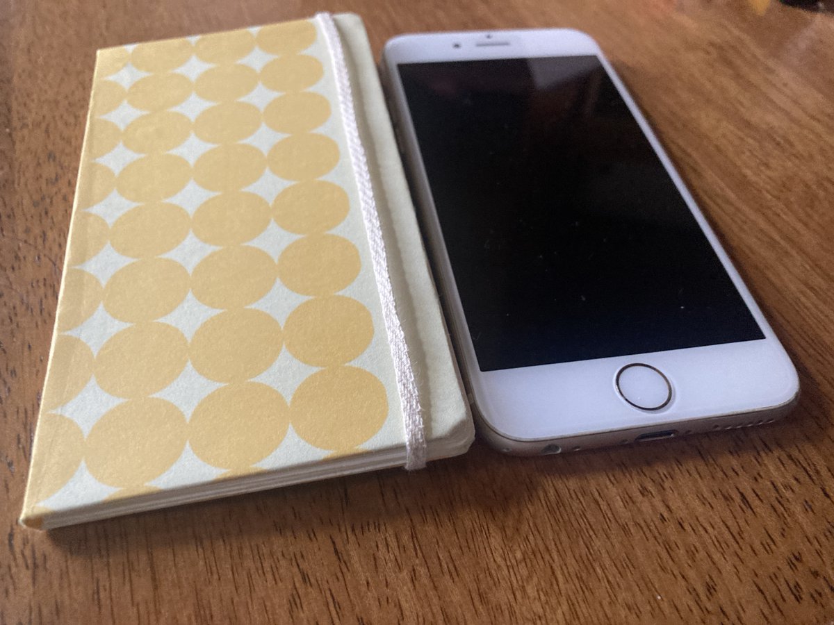 honnedico's tweet photo. 小さいサイズの手帳が好き。
リュリュさんが出していたスマホサイズのものを数年使っていたけれど発売されなくなったので、近い商品を探しては購入。
今年、どうしようかなと思いながら手を動かし、失敗しながら少し近いものができました。（48P・Adobe Illustrator2023・プリンタ:EPSON EW-M5610FT） https://t.co/pjJmETLPGO