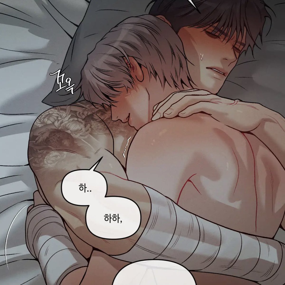 ryuht__'s tweet image. they are hugging each other with injured arms. somehow, it looks really cute ☺️

#조개소년발화 #IgniteTheDawn