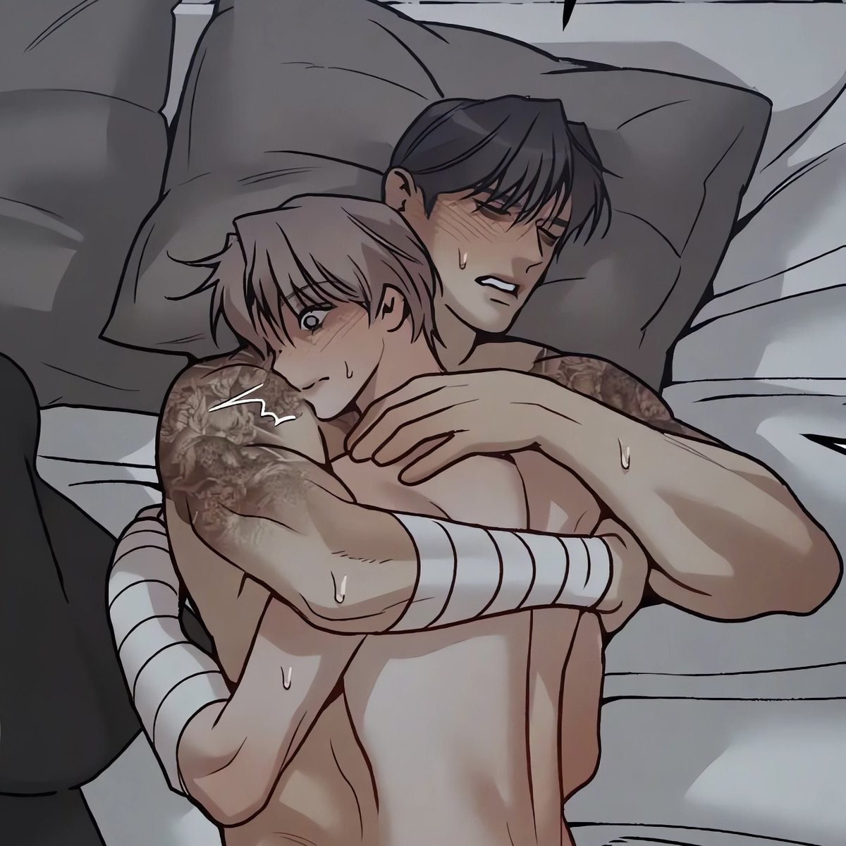 ryuht__'s tweet image. they are hugging each other with injured arms. somehow, it looks really cute ☺️

#조개소년발화 #IgniteTheDawn